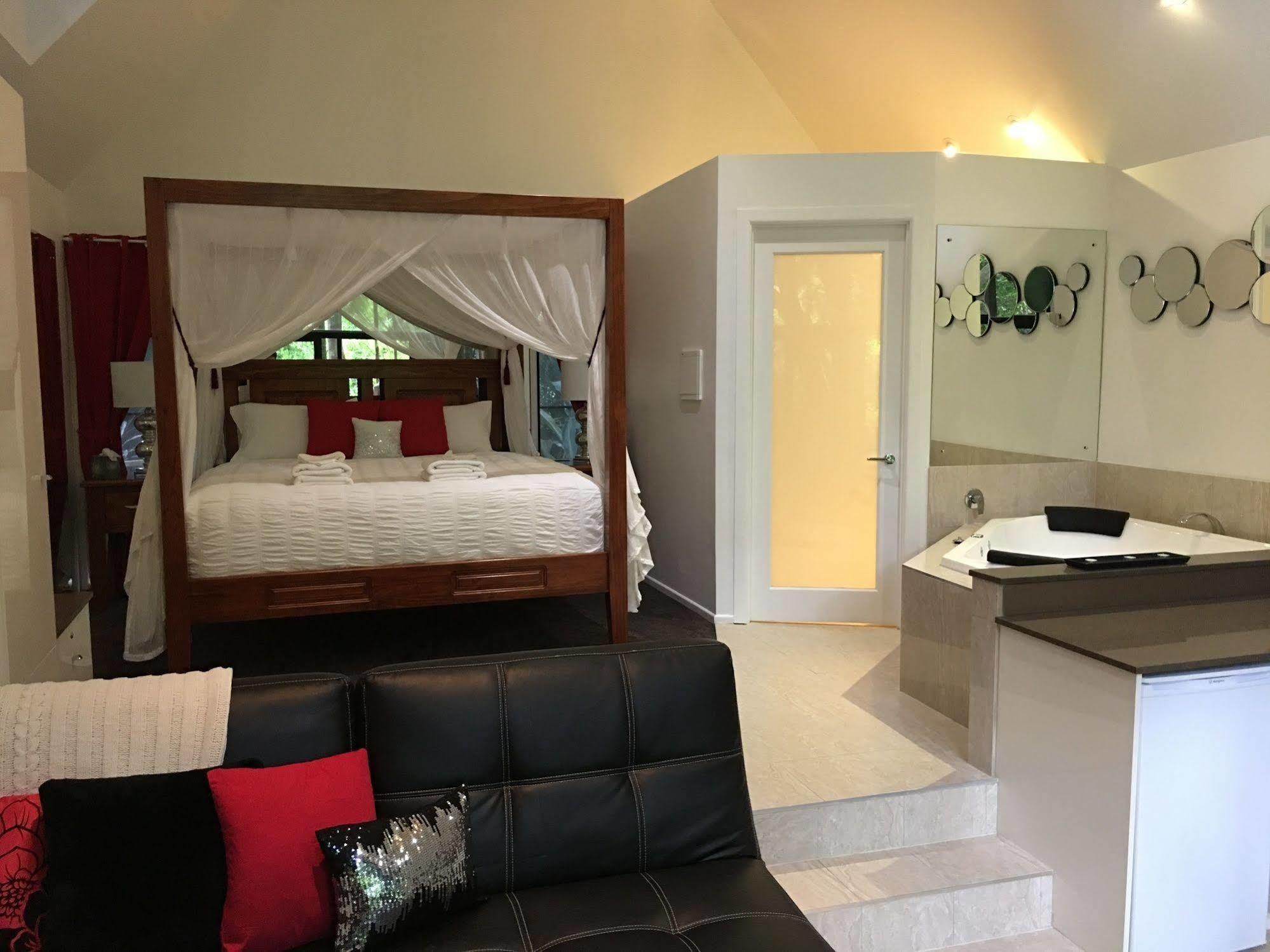 Chalet On Gallery Walk - King Bed, Spa, Fireplace, Wifi & Netflix, Linger A While Mount Tamborine Esterno foto
